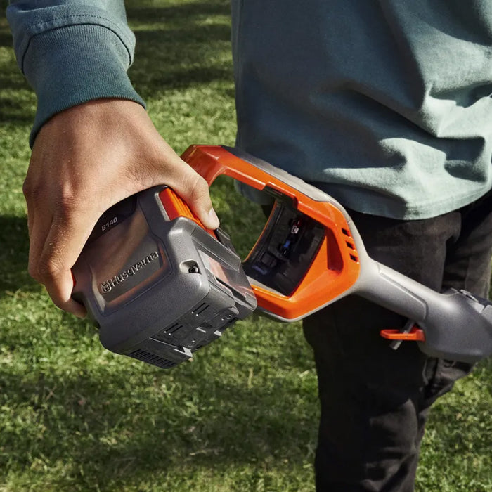 HUSQVARNA 215iL with battery and charger