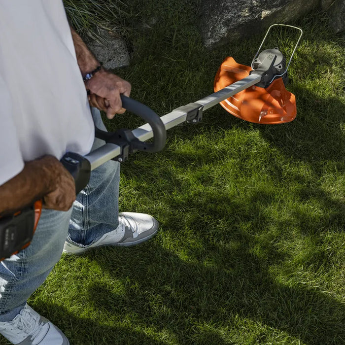 HUSQVARNA 215iL with battery and charger