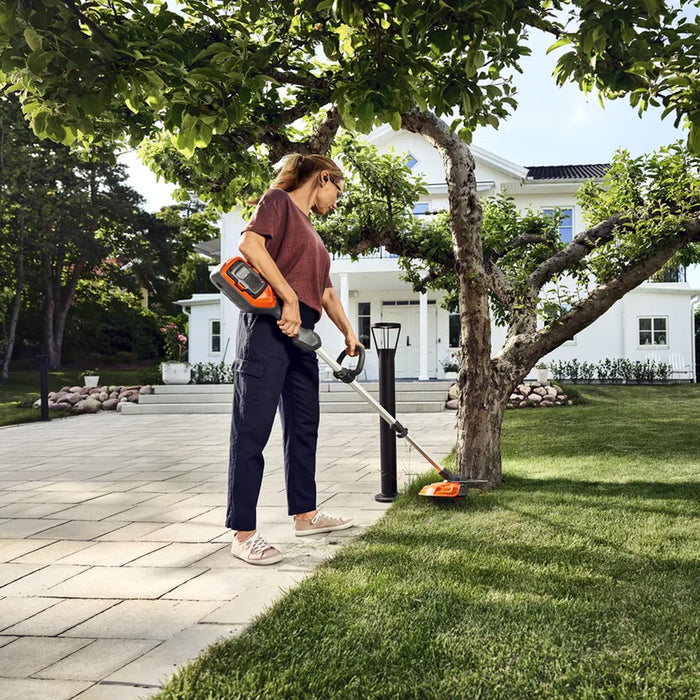 HUSQVARNA 215iL with battery and charger